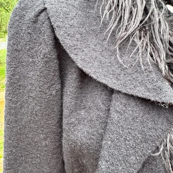 Chic Black Ruffled Jacket with Faux Fur Trim - Picture 4 of 8